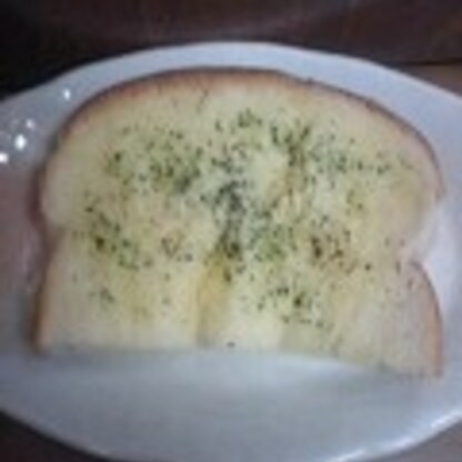 粉チーズとバジルのトースト、簡単で美味しかったです＾＾
ごちそうさまでした☆